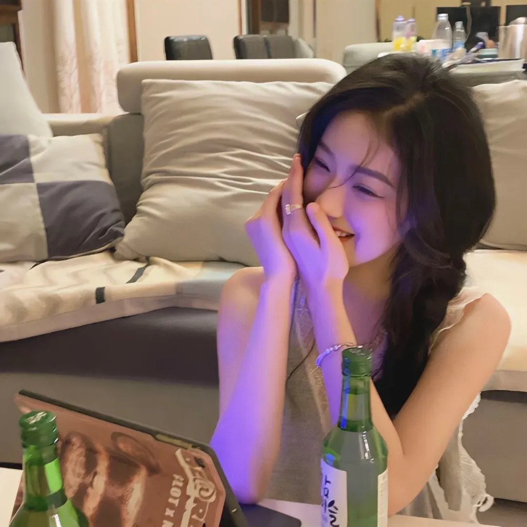 老牌影帝机场牵手女助理，公司火速否认，三天三夜持续发酵